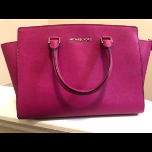 MK Michael Kors Medium Selma handbag in Magenta
